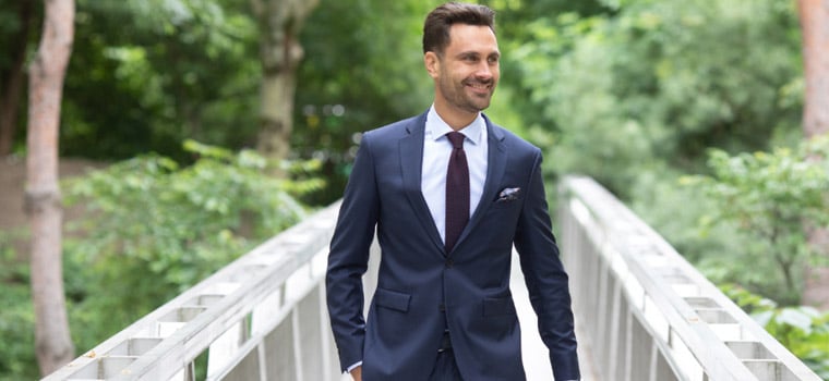 Décontracté-chic : cravate en tricot et chemise oxford